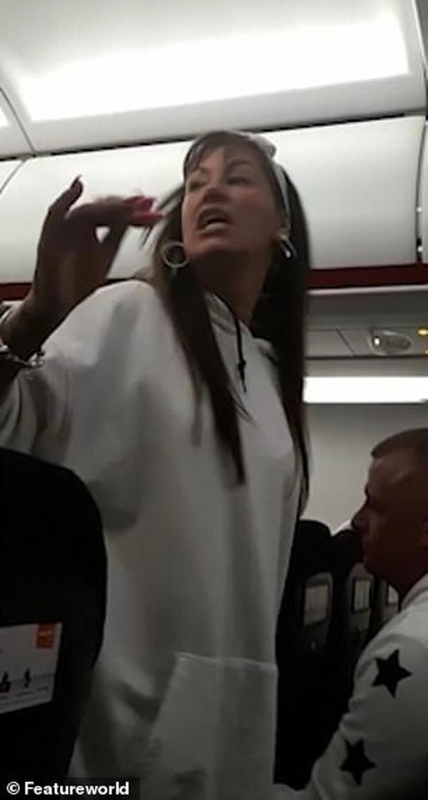 美国女乘客在航班上唱不停 飞机迫降将其赶下