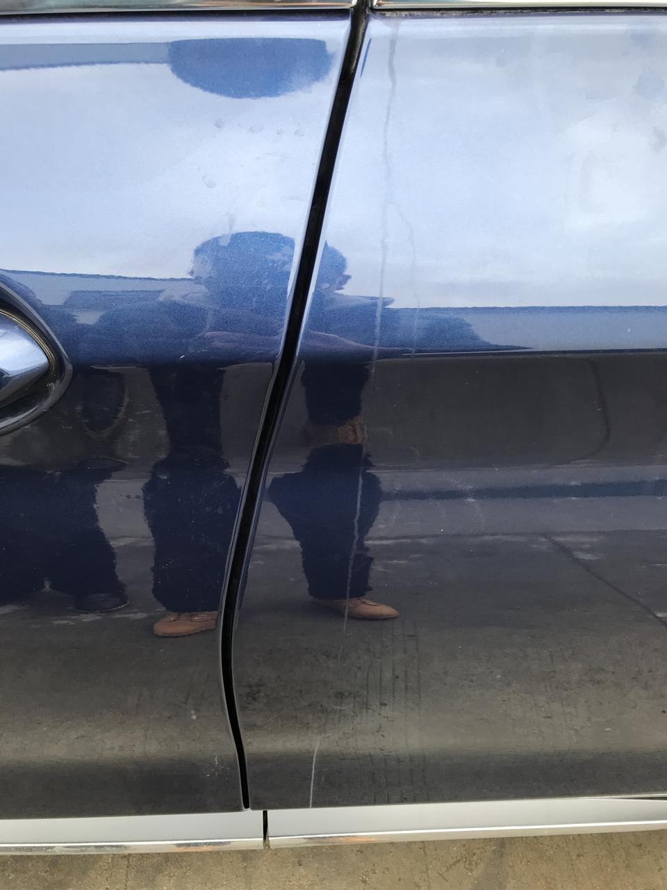 宝马x3-才提的X3新车，门把手处因为下雨流下这这种痕迹，可以洗掉污渍，但会流下淡淡的痕迹，不知道为什么会有这种流水痕迹留下，怎么能去除且不留一点痕迹？