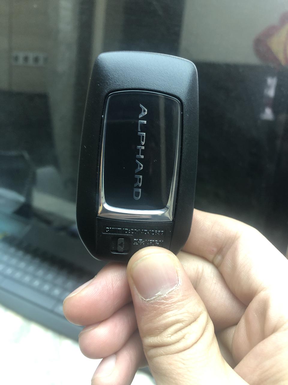 请教一下 埃尔法后排多功能电热，怎么播放 需要什么连接线吗？CD盘可以吗？