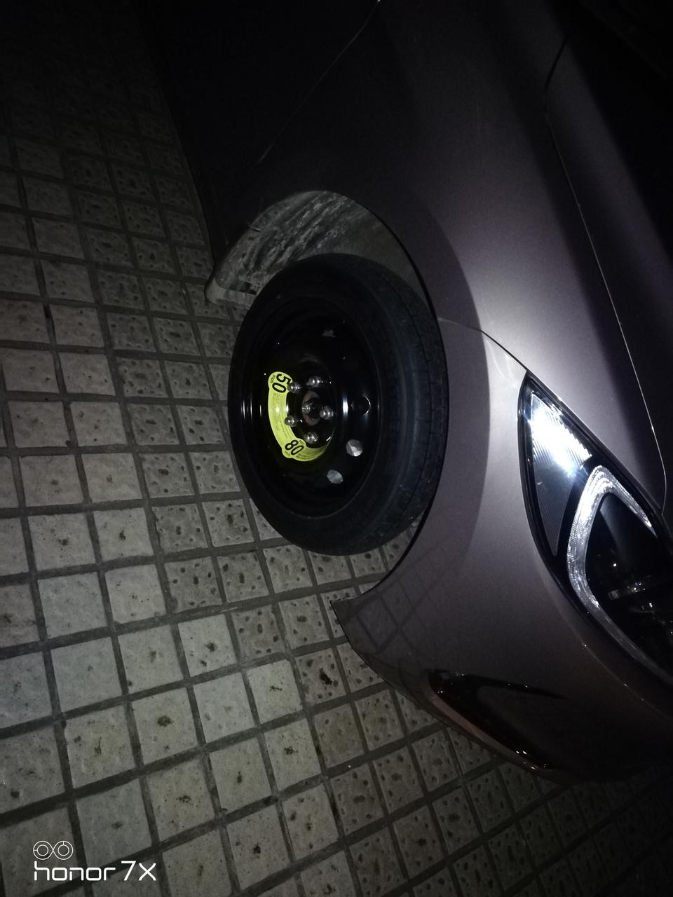 领动-前胎不知道是被啥东西刮到了，侧边，不是接地面，刚好路边有维修店，进去问了下需要换胎，是不是得去4S店换放心点，刚满一年的车