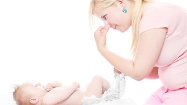 新生儿腹泻严重怎么办,宝宝拉肚子虽然很常见，但出现这几种情况时妈妈要注意！