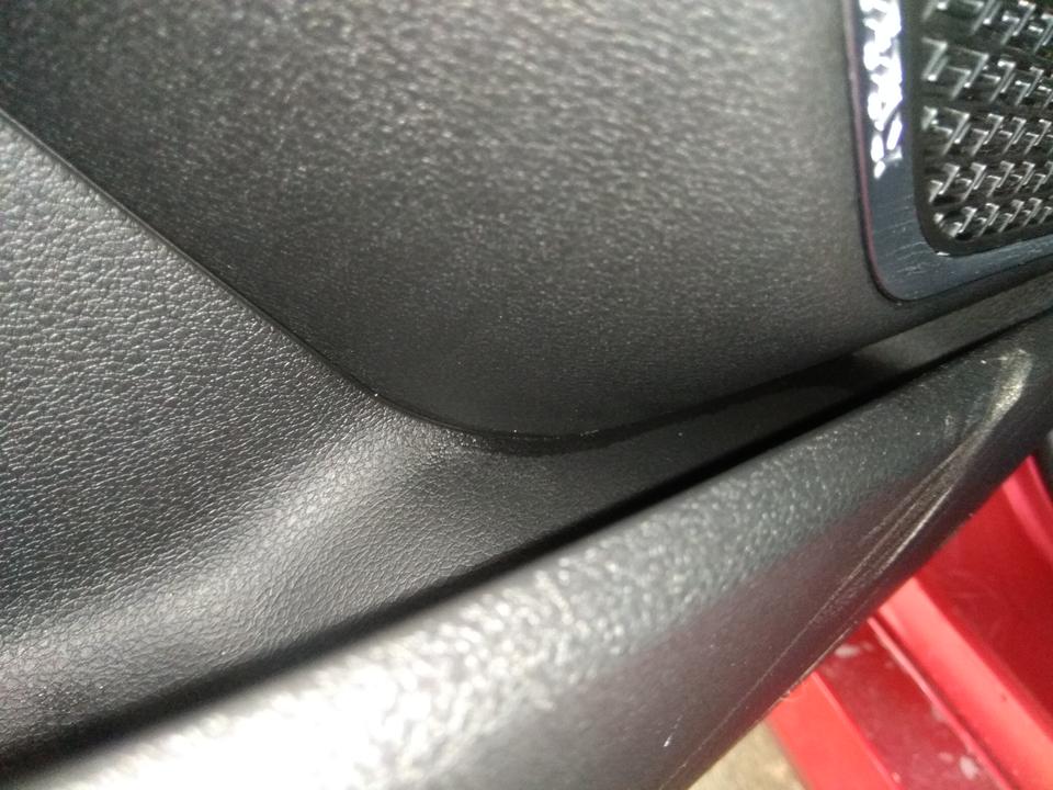 缤瑞-最近老下雨，车门是不是渗水了？这个位置有水痕