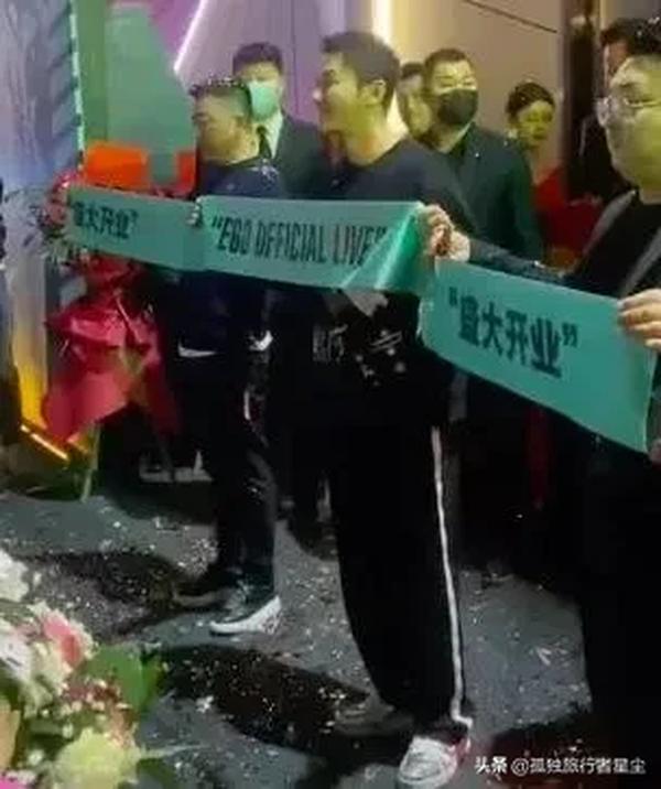 酒吧请明星（酒吧请明星怎么联系的他们）