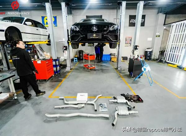 奔驰轿跑cls300（奔驰轿跑cls300报价及图片）