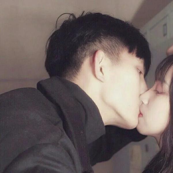 男生亲吻脖子是什么意思(男生亲吻脖子是什么意思图片)