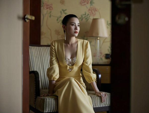 深v礼服配什么内衣（深v礼服搭什么内衣）