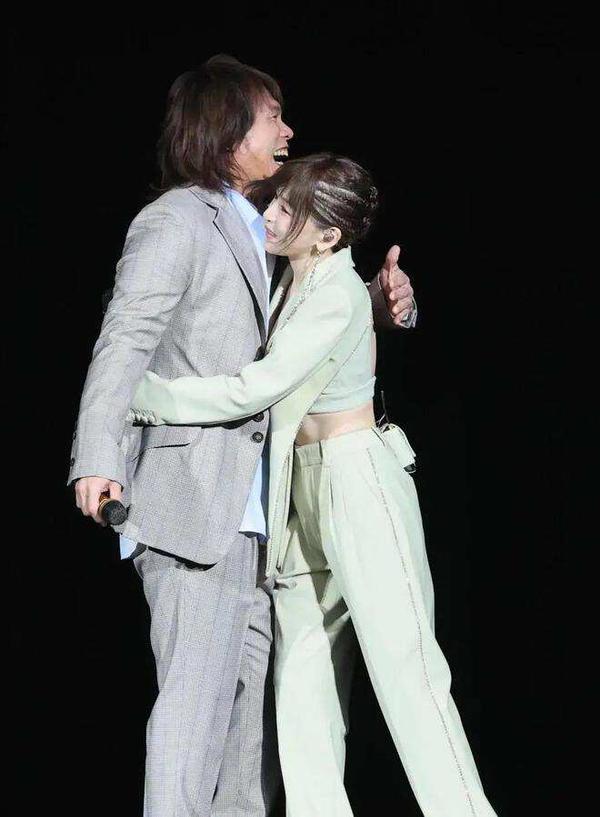 伍佰莫文蔚演唱会秀身材（莫文蔚为什么不能生育）