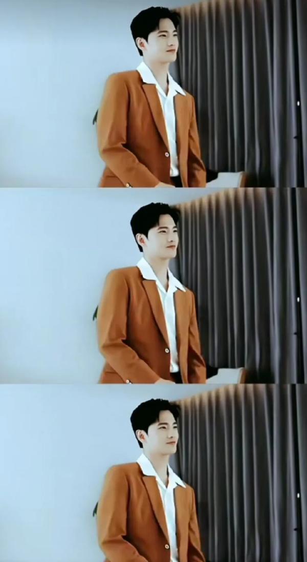 开学季
爆剧推荐1.狂飙 张译2.少年歌行 李宏毅3.唐朝诡事录 杨志刚4.庆余年 张若昀5.雪中悍刀行 张若昀6.星汉灿烂 月升沧海 赵露思吴磊7.且试天下 赵露思杨洋8.
双向奔赴才有意义黑丰息与白风夕,爱与被爱都是相互的
帅咪又带点正气和奶味,主要是还有干净的感觉,这都是以后找男朋友的标准吗?
杨洋出生于上海,从小学习舞蹈曾经他的剧看了真没什么想法,今年的两部剧,特战荣耀,且试天下,让我喜欢上了他的剧,凭实力演的剧值得追捧,希望不要火了就又消失不演了,希望继续出好的剧收起。太羡慕可以偶遇到的路人了,好看的人怎么拍都好看!
杨洋《且试天下》!!
本来奔着迪丽热巴和任嘉伦看好与君初相识,可惜剧情拖沓!祝卿好郑业成的演技还是可以的,看了一集摄影师技术问题镜头老是晃动,女主就是穿着古装服饰演着现代剧。赵露思以往傻白甜式的表演,本来不看好且试天下。奈何且试天下服化道、场景布置、武打戏场面,深得我意,剧情思维格局不拖沓。女主也还是有进步的。
最近看了一部电视剧《且试天下》,看到第八集了,我觉得很可。
《且试天下》动作情节,还真打?由赵思露和杨洋联手演绎的《且试天下》,主角颜值、演技双双在线,还能看到武打片的体验感,这部剧真的是太良心制作了。
且试天下第三十三集:杨洋因寻找母亲真相烦恼呀,赵露思鼎力帮助
![