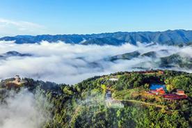 迎日出揽云海，就在南漳天池山这座云端之畔的绝美木屋民宿