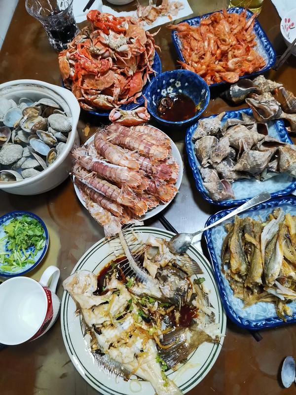 二斤皮皮虾够几个人吃（两斤皮皮虾几个人吃）