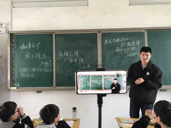 赞美教学楼的四字成语（'赞美教学楼的四字成语有哪些）