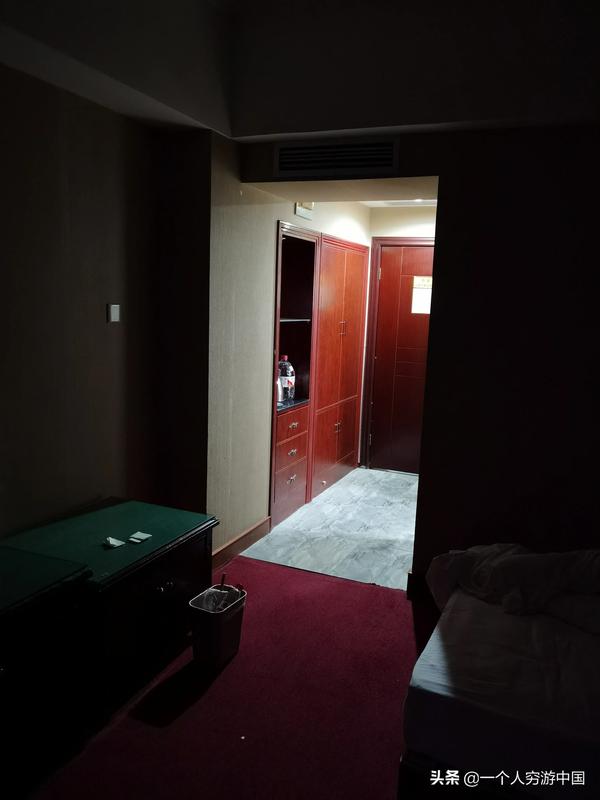 酒店睡觉厕所灯千万不能关（为什么酒店卫生间灯睡觉时不能关）