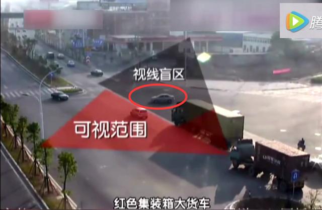 大货车侧翻压下来的一瞬间，奥迪司机做了这个动作逃过鬼门关