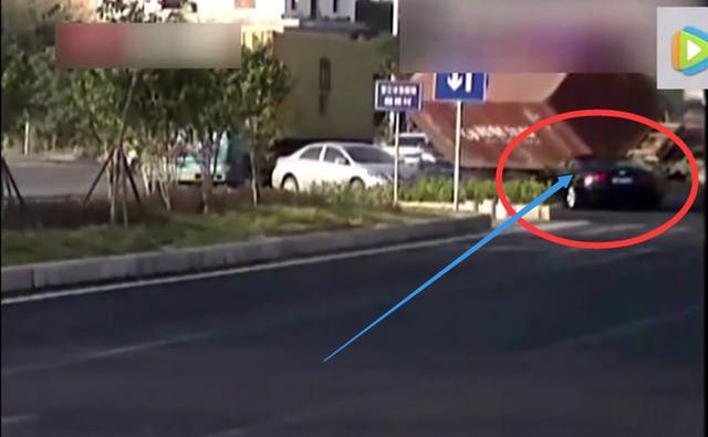 大货车侧翻压下来的一瞬间，奥迪司机做了这个动作逃过鬼门关