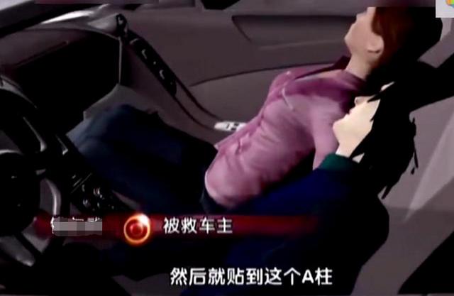 大货车侧翻压下来的一瞬间，奥迪司机做了这个动作逃过鬼门关