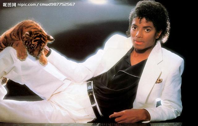迈克尔杰克逊怎样换皮肤的(迈克尔杰克逊怎么变成的白皮肤)