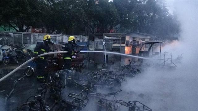 海口万福新村一电动车棚凌晨起火 250辆电动车被烧毁