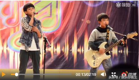 王源2013年校园节目视频曝光 妹妹头耍酷超可爱！