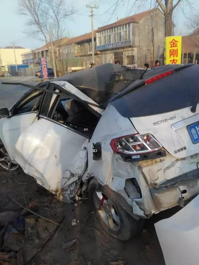 阳信县翟王镇发生车祸，轿车被撞成两截了！