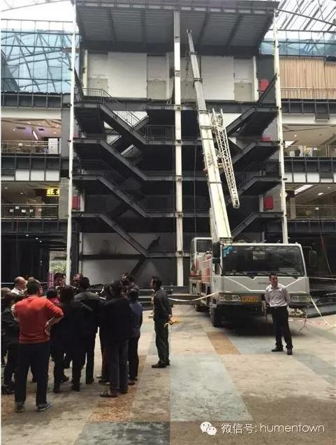 虎门国购中心钢板楼梯突然断裂 一工人不慎坠楼身亡