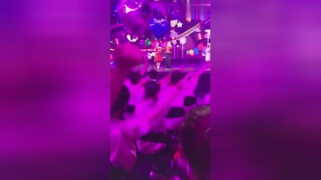 2017央視秋晚關曉彤