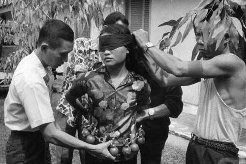 美军抓到越女兵，会给她们服用药物，女兵大哭