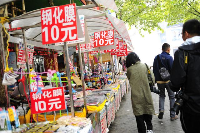 安徽旅行见手机贴膜一条街 小生意因何火 行内人一语道玄机！