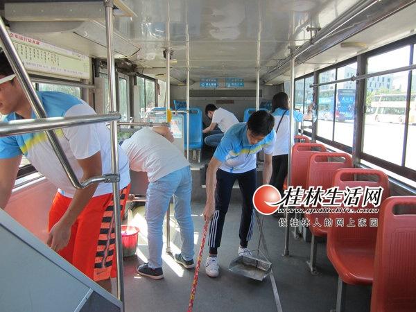 桂林600余台公交车全面清洗 车容车貌焕然一新