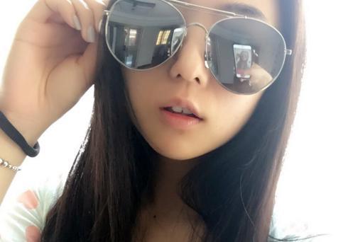 邹市明老婆机场图片