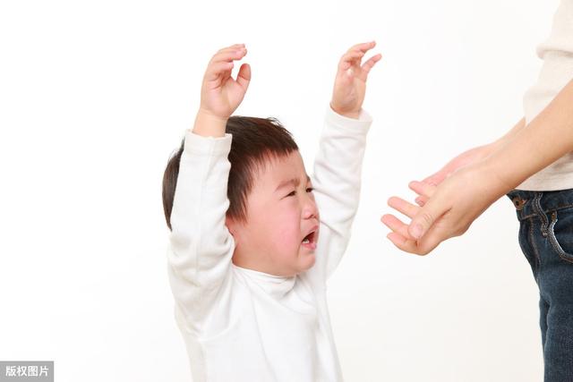 孩子一生气就打自己，只是因为脾气大？这是“情绪饥饿”要警惕