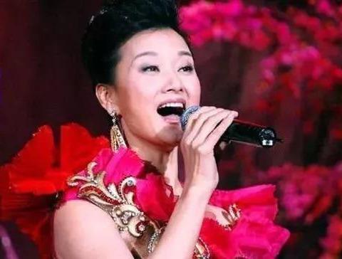 宋祖英近照曝光，当年的女神老了皱纹明显