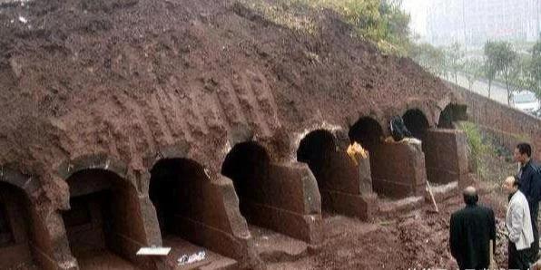山西窑洞塌方，4000年古墓问世，出土200件文物，成十大考古发现