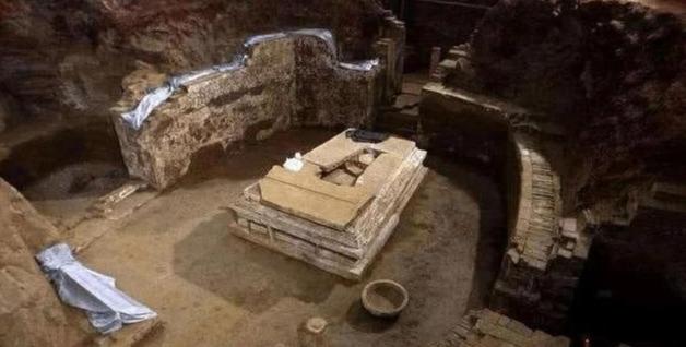 千年古墓中发现9条盗洞，文物却一件未丢