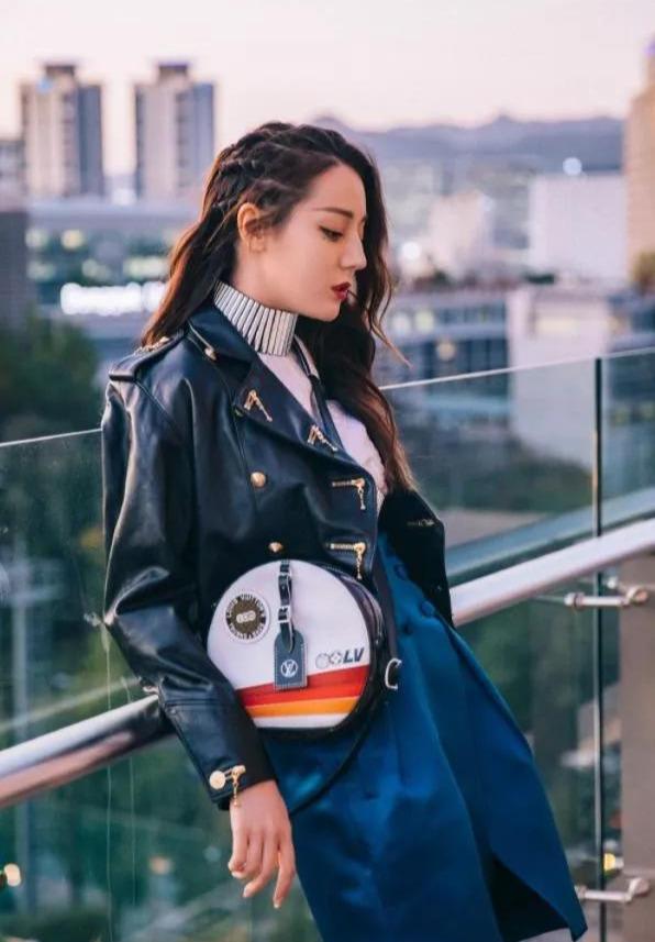 在线教做人？热巴现身韩国，随便一张未P图都能碾压韩国女明星