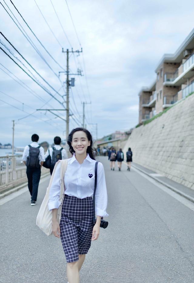 王智穿衬衫和格纹长裙，学生气满满看着挺嫩，打扮真有"秋雅"样