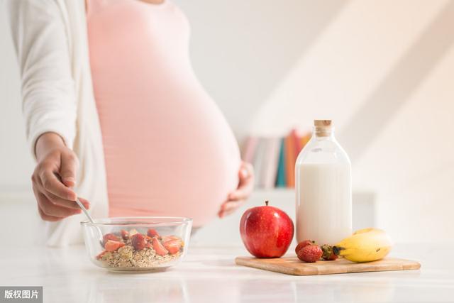孕期该喝牛奶还是酸奶，哪样对胎儿更好呢，营养师说出实话