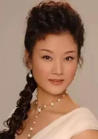 宋祖英近照曝光，当年的女神老了皱纹明显