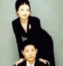 宋祖英近照曝光，当年的女神老了皱纹明显