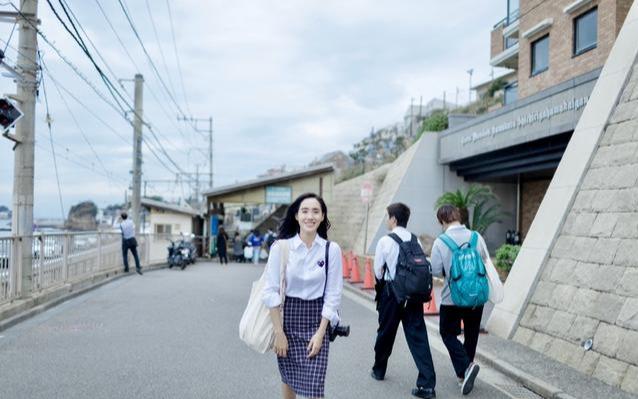 王智穿衬衫和格纹长裙，学生气满满看着挺嫩，打扮真有"秋雅"样