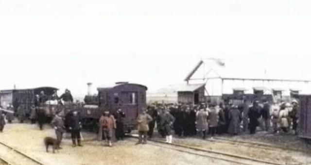 武工队化装袭击进城容易，装特务谁也不敢查，