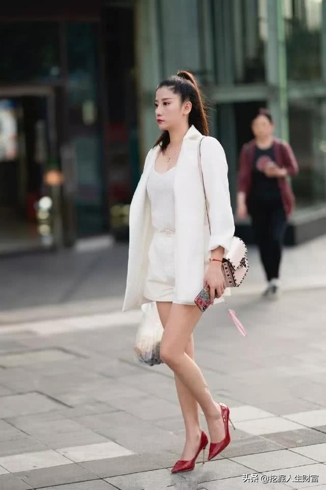 身材高挑的美女，小西装裤搭配高腰短裤，瘦腿