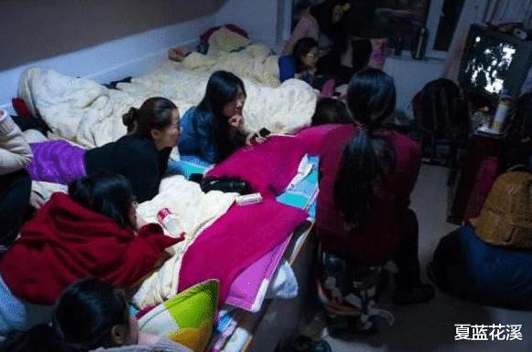 东北人全家睡在一个炕上，新婚小两口不会感到尴尬吗？看来多虑了