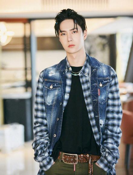 王一博双腰牛仔裤，在线演绎什么叫时尚的完成度全靠脸