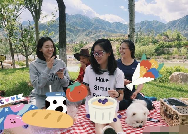 合体|郑恺苗苗合体现身宁波 一起挣奶粉钱苗苗挺大肚孕味浓