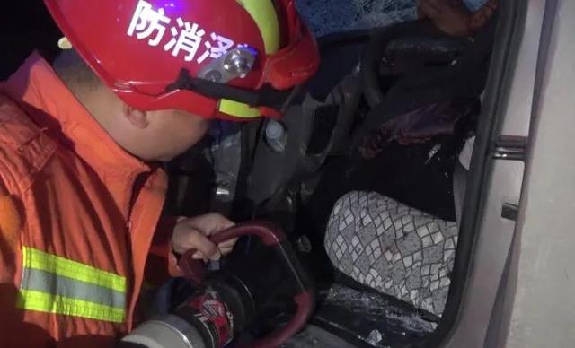 菏澤凌晨發生一起貨車追尾事故