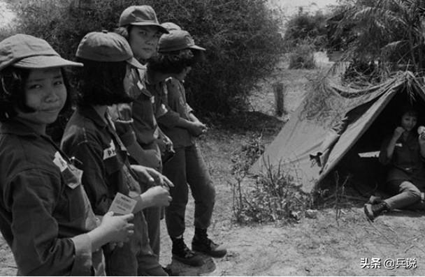 出境潜伏30小时，来了3名越军，最前面的是女兵