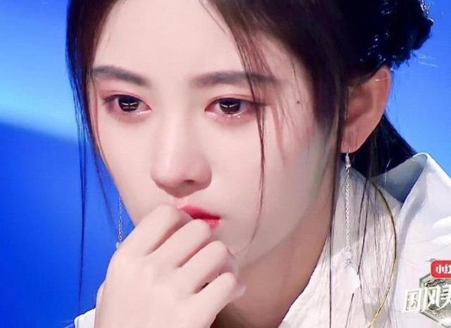 娱乐圈的半永久：鞠婧祎的哭泣妆，Lisa的齐刘海，还有她的针织衫