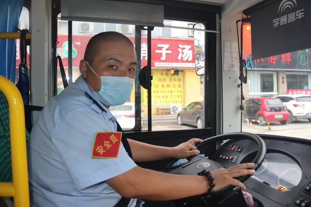 “砰”地一聲，菏澤一男子暈倒在車廂，面部黑紫
