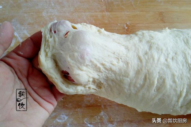 面粉加红豆，早起电饭锅一蒸，比面包还好吃，做早餐特别棒