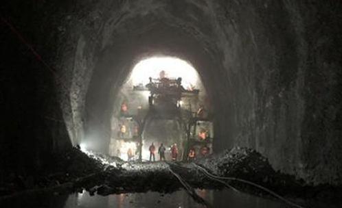 堪称奇迹！中国打通横断山脉万米隧道，亿方水库穿洞而过